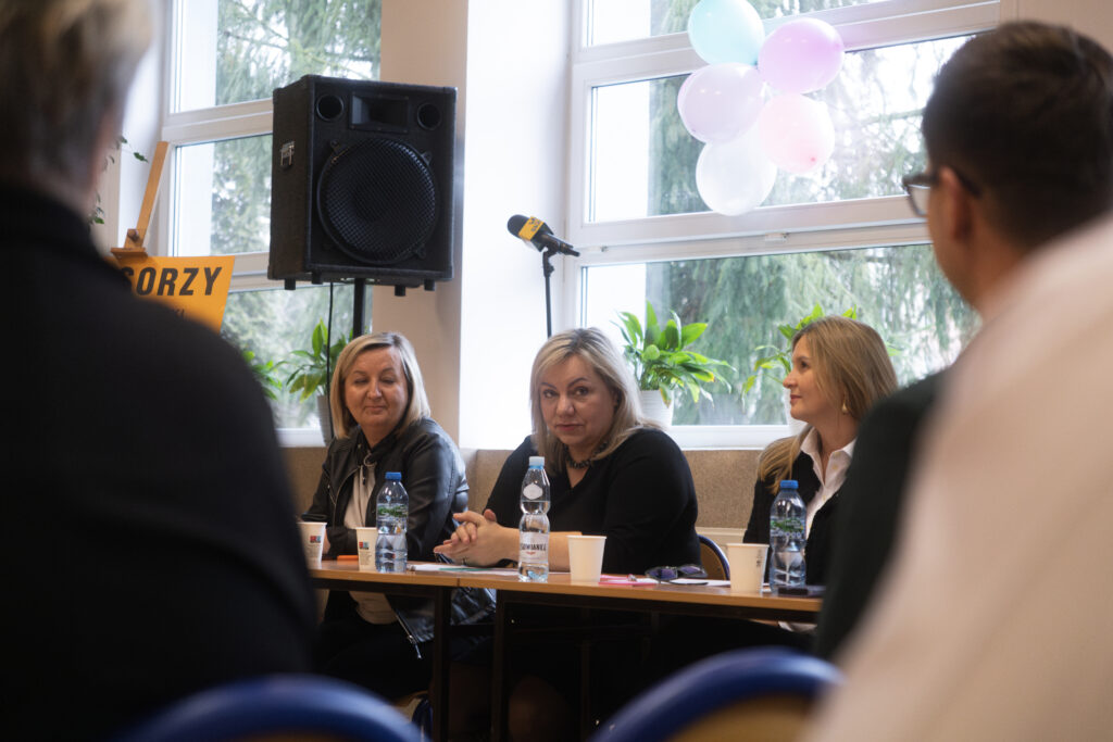 Spotkanie przy stole, kobiety siedzą.