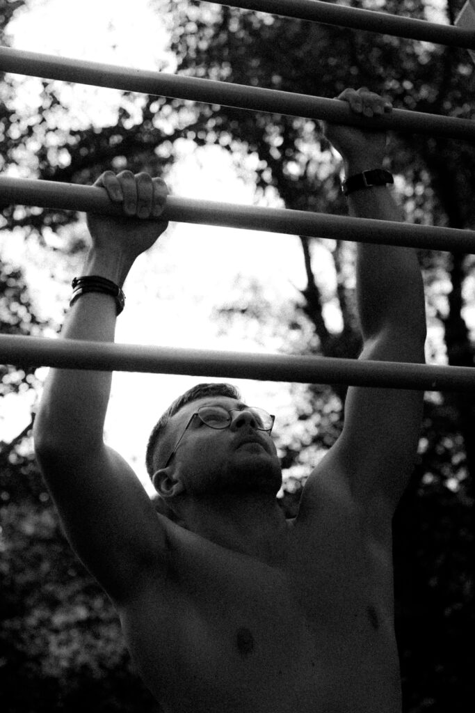 ćwiczenia na błoniach w Skawinie, czerń i biel