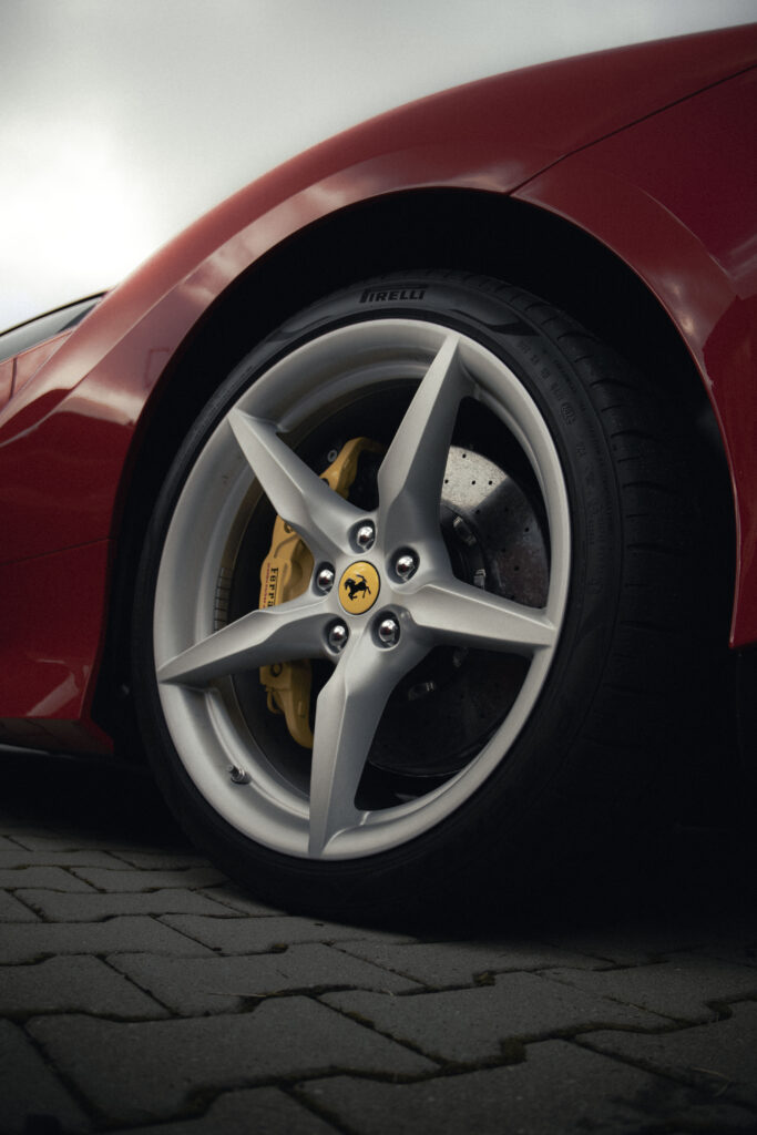 Motoshow Skawina 2024, szczegół z ziemi, ferrari