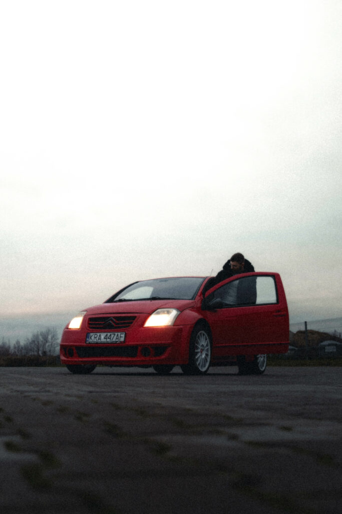 Portret z samochodem