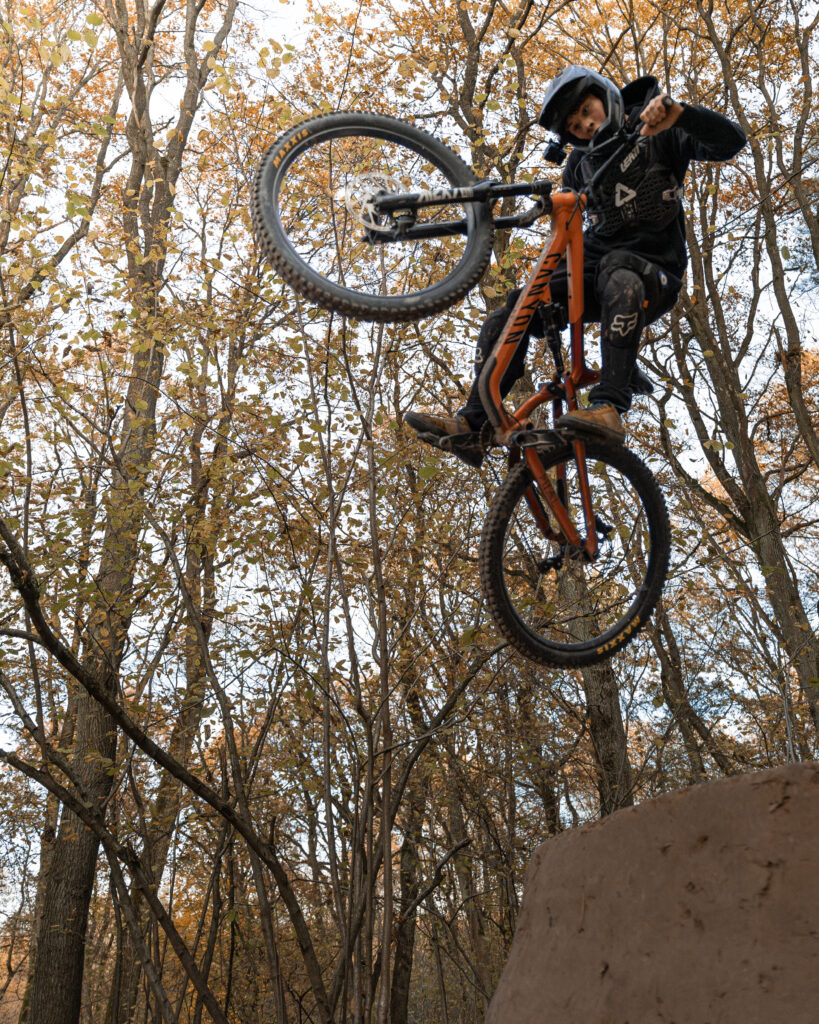 Zdjęcia sportowców, skoki na rowerach