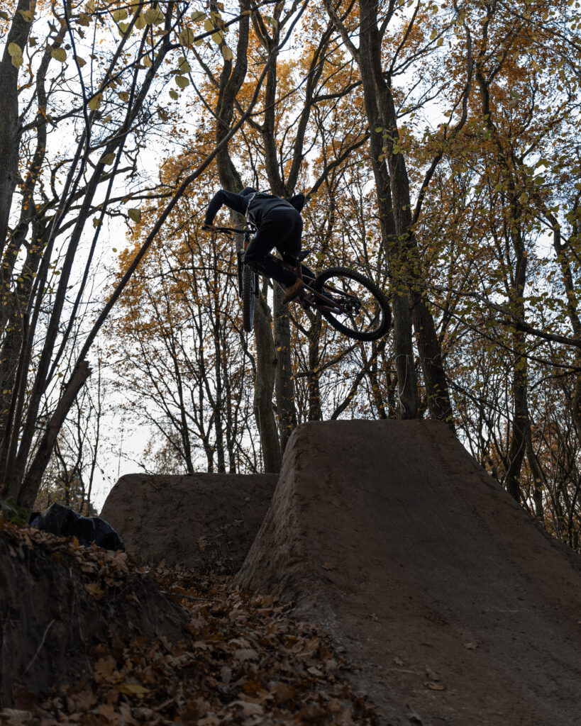 Sesja zdjęciowa, skakanie na rowerze
