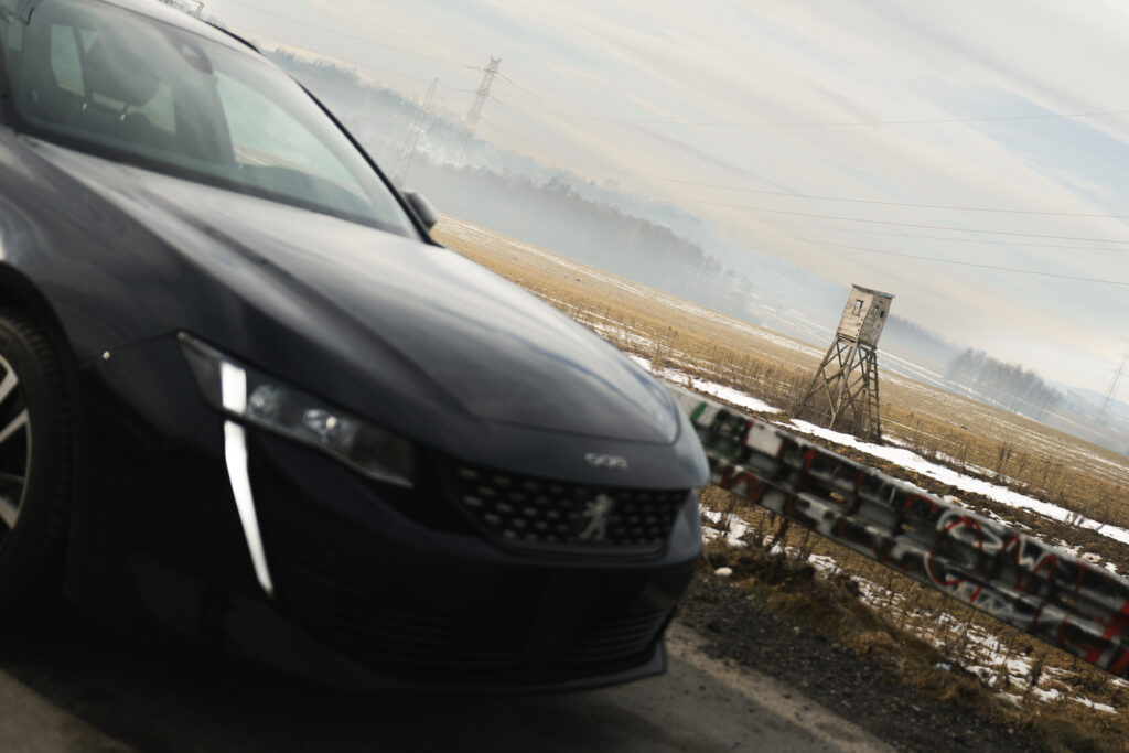 Zbliżenie na reflektor i grill czarnego Peugeota pod kątem, Fotograf Skawina.